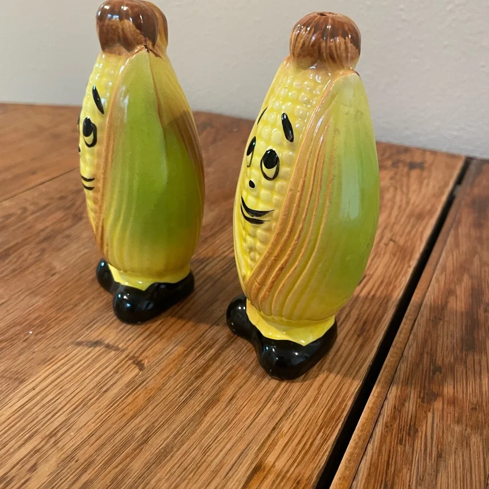 Vintage Corn Cob Salt & Pepper Shakers–Anthropomorphic Mid-Century Kitchen Décor